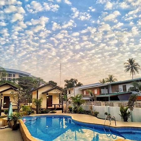 Sunray Guesthouse สุนันท์บ้านพักริมคลอง Uthai Thani Esterno foto