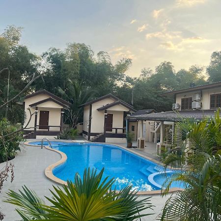 Sunray Guesthouse สุนันท์บ้านพักริมคลอง Uthai Thani Esterno foto