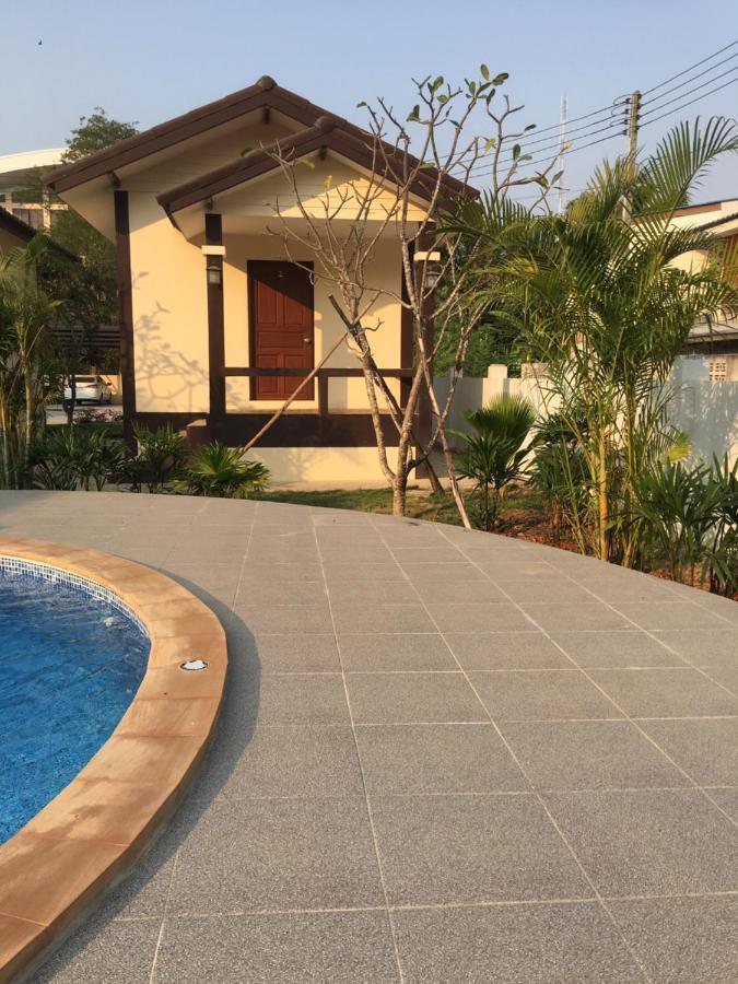 Sunray Guesthouse สุนันท์บ้านพักริมคลอง Uthai Thani Esterno foto