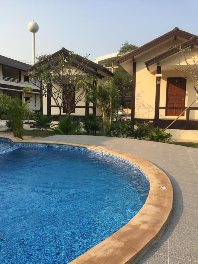 Sunray Guesthouse สุนันท์บ้านพักริมคลอง Uthai Thani Esterno foto