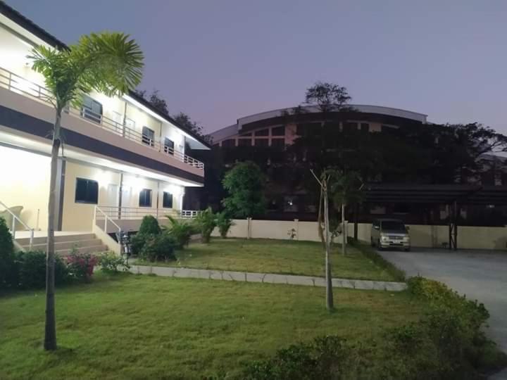 Sunray Guesthouse สุนันท์บ้านพักริมคลอง Uthai Thani Esterno foto