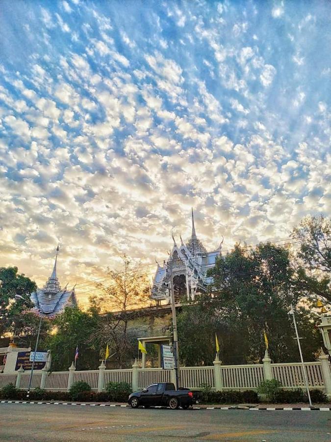Sunray Guesthouse สุนันท์บ้านพักริมคลอง Uthai Thani Esterno foto
