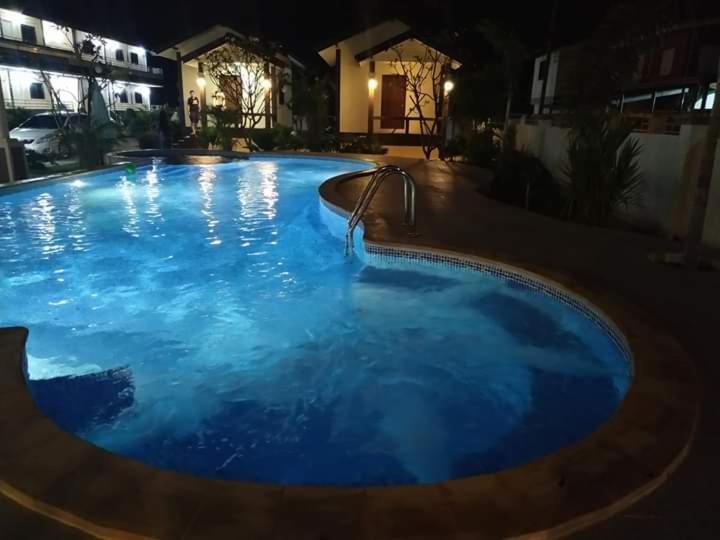 Sunray Guesthouse สุนันท์บ้านพักริมคลอง Uthai Thani Esterno foto