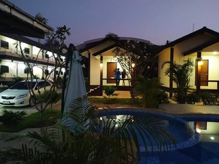 Sunray Guesthouse สุนันท์บ้านพักริมคลอง Uthai Thani Esterno foto