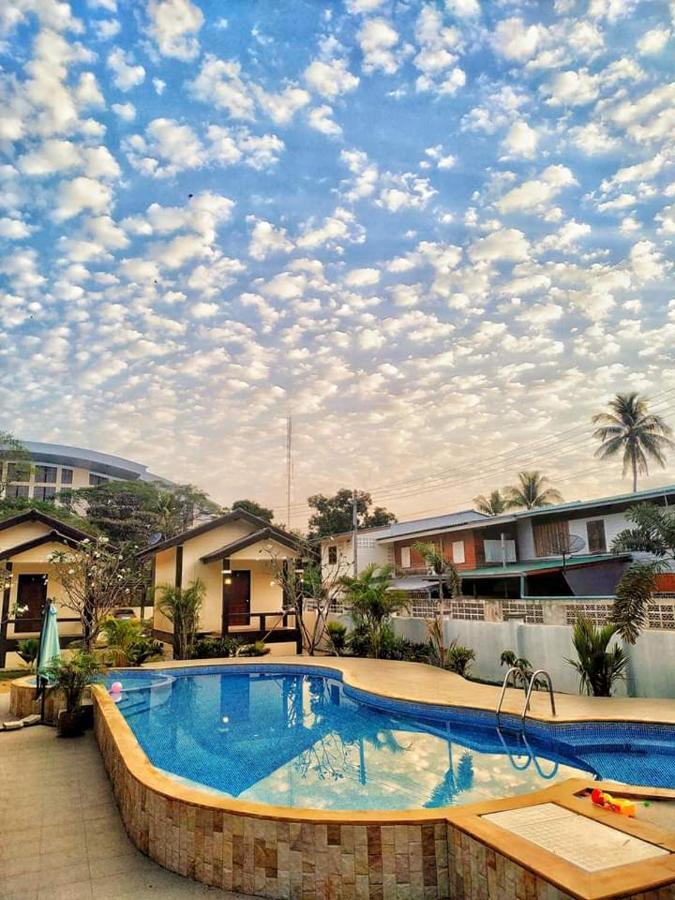 Sunray Guesthouse สุนันท์บ้านพักริมคลอง Uthai Thani Esterno foto