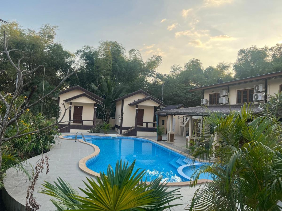 Sunray Guesthouse สุนันท์บ้านพักริมคลอง Uthai Thani Esterno foto