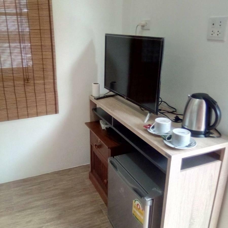 Sunray Guesthouse สุนันท์บ้านพักริมคลอง Uthai Thani Esterno foto