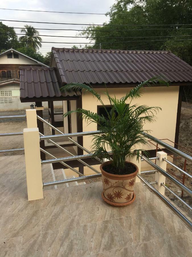Sunray Guesthouse สุนันท์บ้านพักริมคลอง Uthai Thani Esterno foto