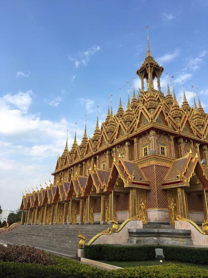 Sunray Guesthouse สุนันท์บ้านพักริมคลอง Uthai Thani Esterno foto