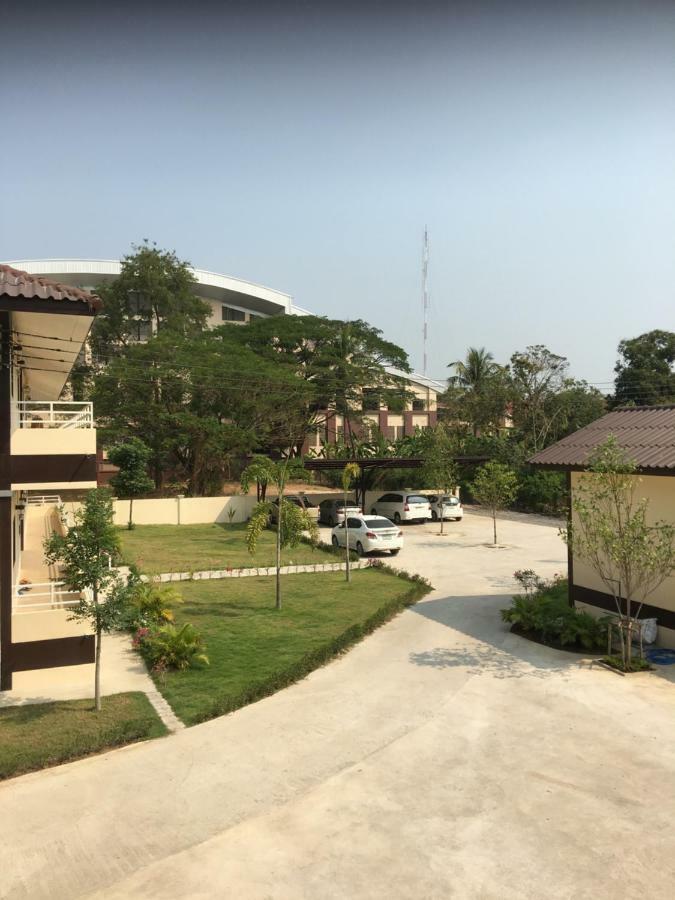 Sunray Guesthouse สุนันท์บ้านพักริมคลอง Uthai Thani Esterno foto