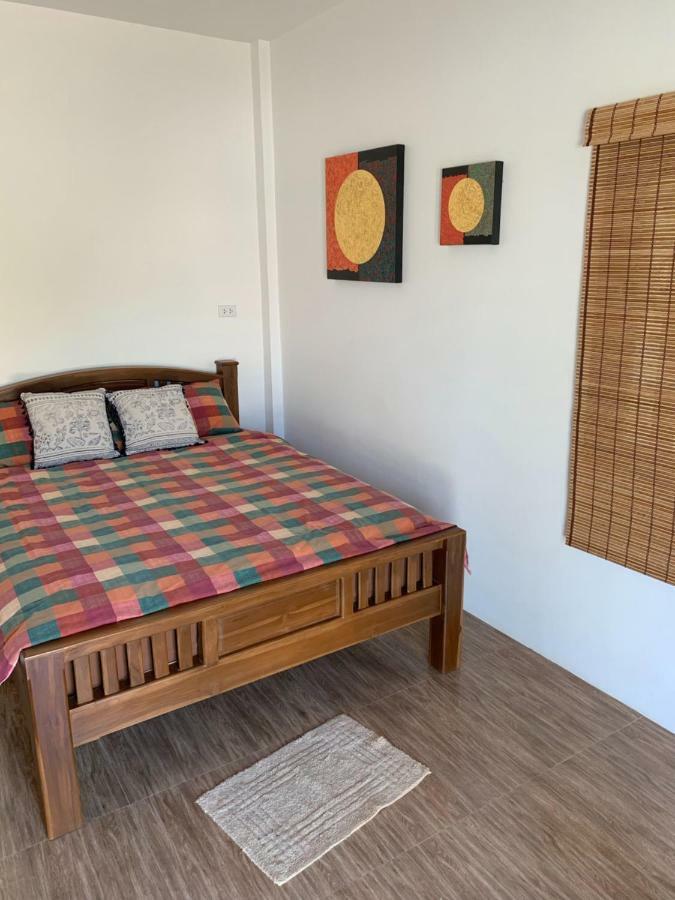Sunray Guesthouse สุนันท์บ้านพักริมคลอง Uthai Thani Esterno foto