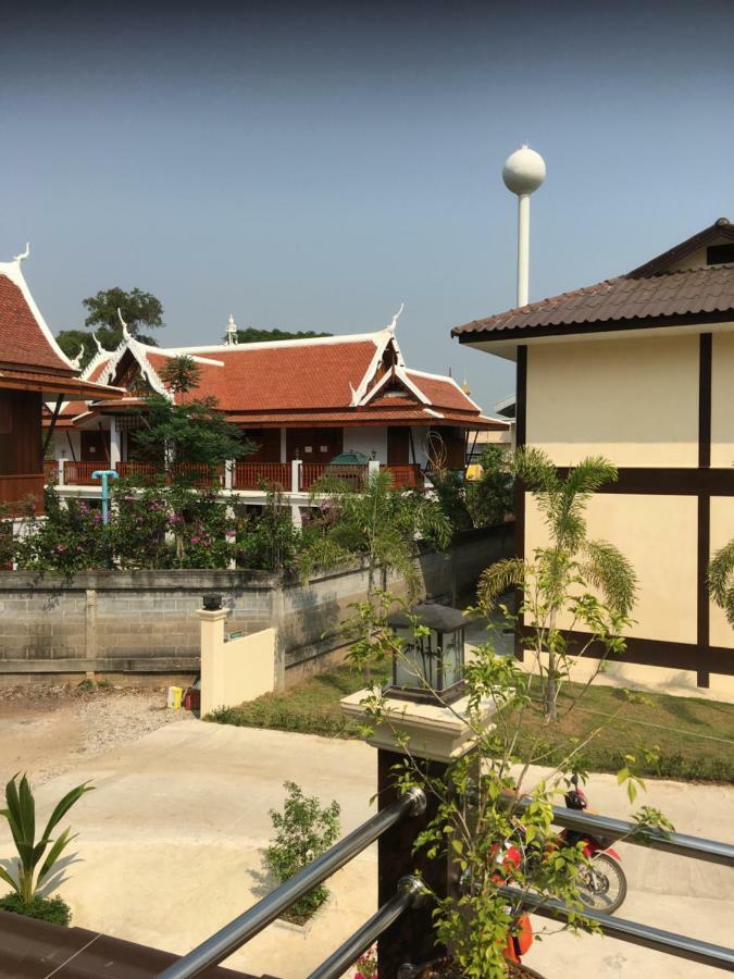 Sunray Guesthouse สุนันท์บ้านพักริมคลอง Uthai Thani Esterno foto