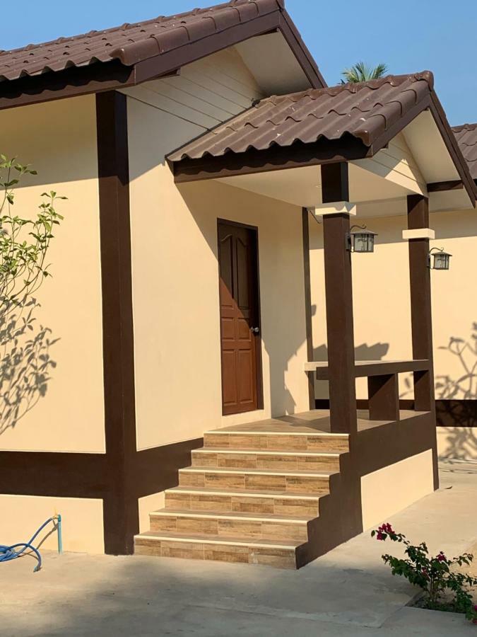 Sunray Guesthouse สุนันท์บ้านพักริมคลอง Uthai Thani Esterno foto