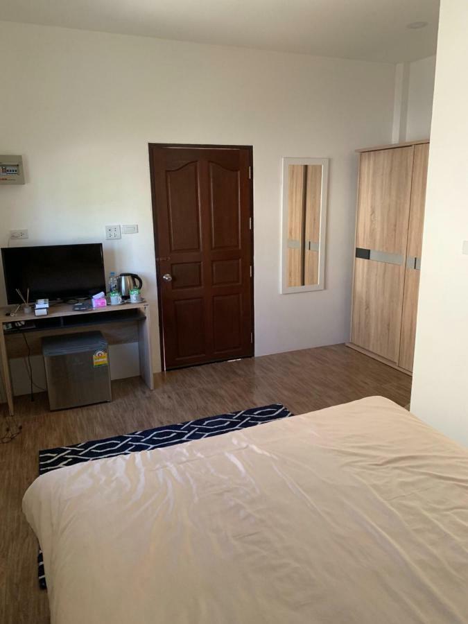 Sunray Guesthouse สุนันท์บ้านพักริมคลอง Uthai Thani Esterno foto