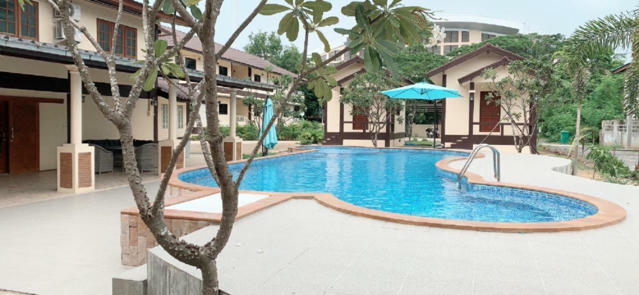 Sunray Guesthouse สุนันท์บ้านพักริมคลอง Uthai Thani Esterno foto